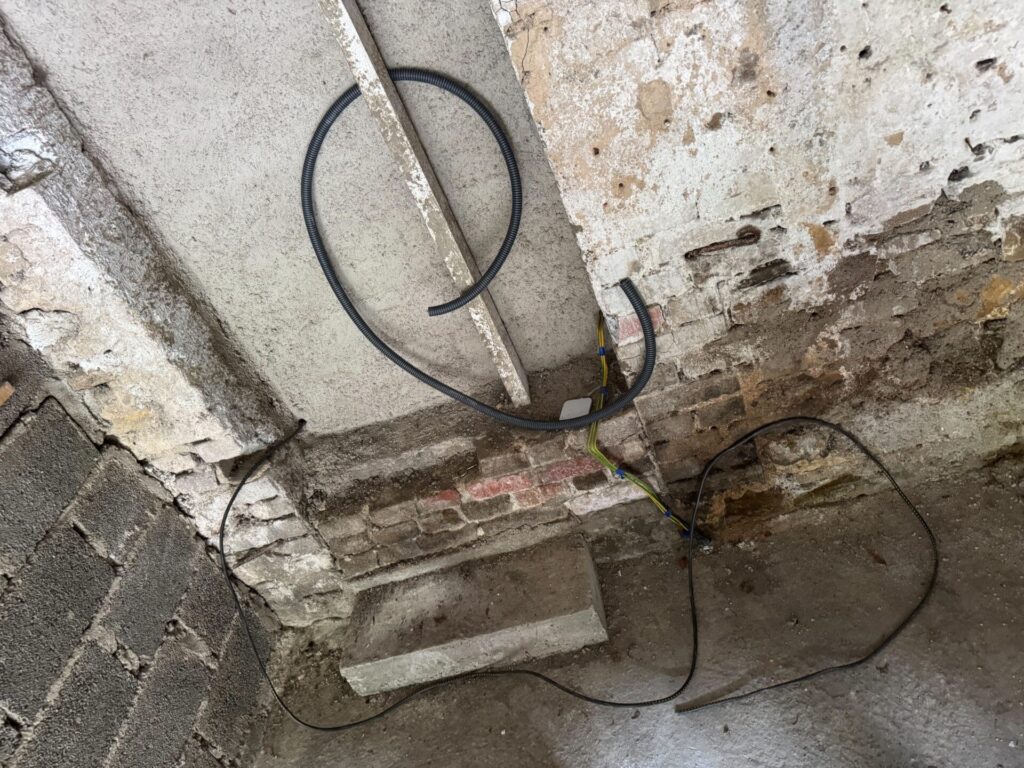 En bas à gauche, arrivée de mon câble
