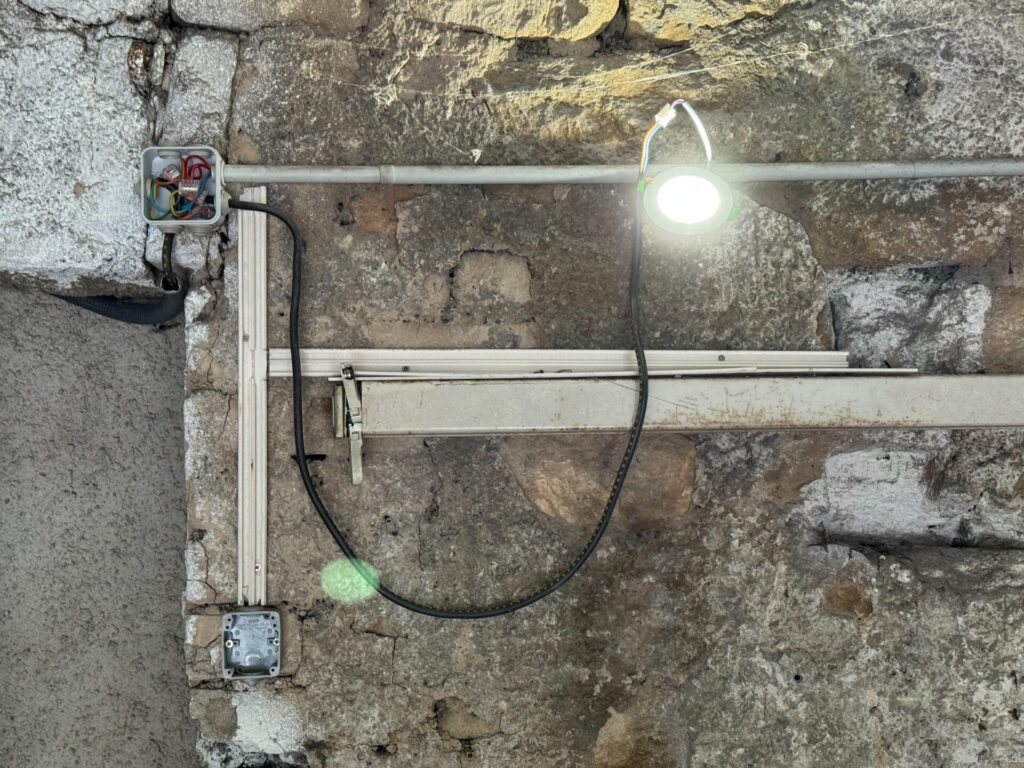 Vieille installation et spot provisoire