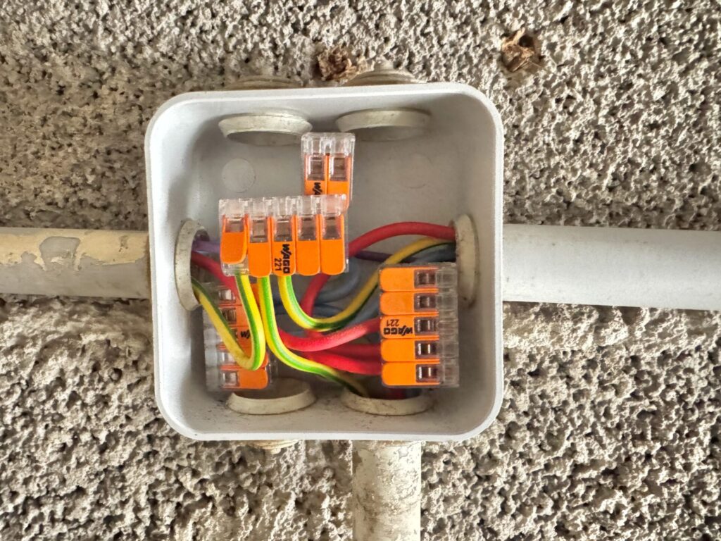Vieille boîte, nouveaux fils électriques