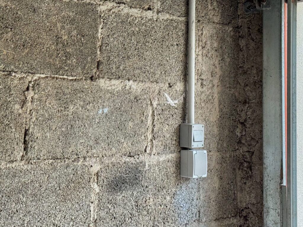 Un interrupteur, une prise électrique